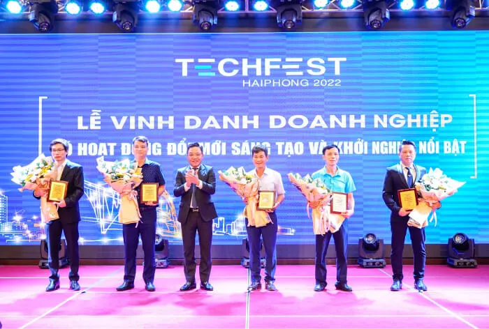 Đại diện Viindoo nhận giải tại Techfest Haiphong 2022