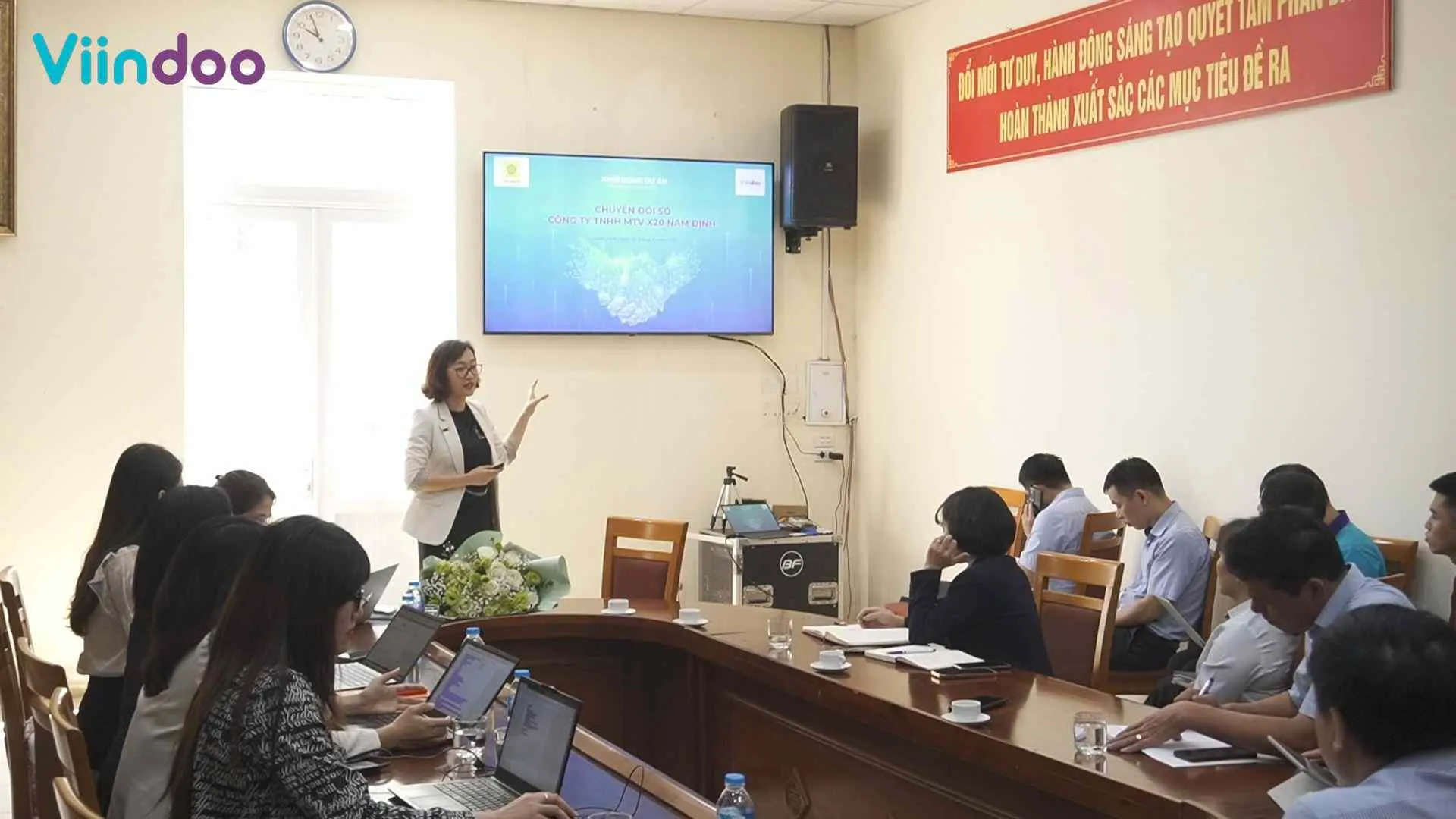 Bà Nguyễn Thị Liên - Giám đốc Kinh doanh Công ty CP Công nghệ Viindoo tại buổi Khởi động dự án. Bà Nguyễn Thị Liên - Giám đốc Kinh doanh Công ty CP Công nghệ Viindoo tại buổi Khởi động dự án.